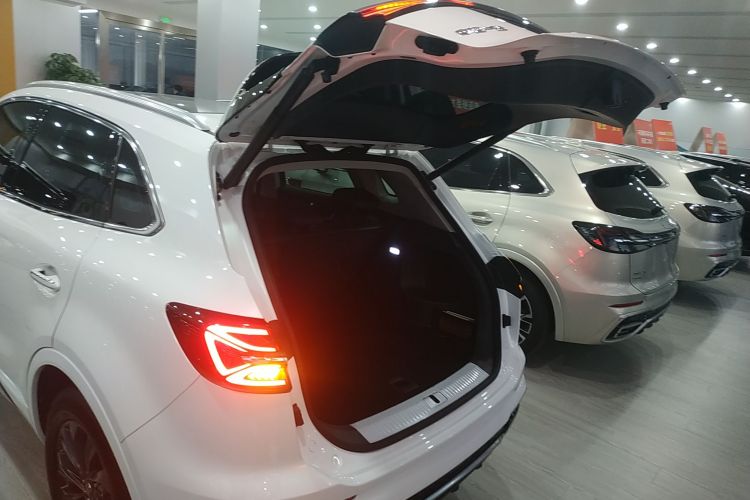 红旗HS5 2023款 2.0T 旗享Pro版机舱底盘23