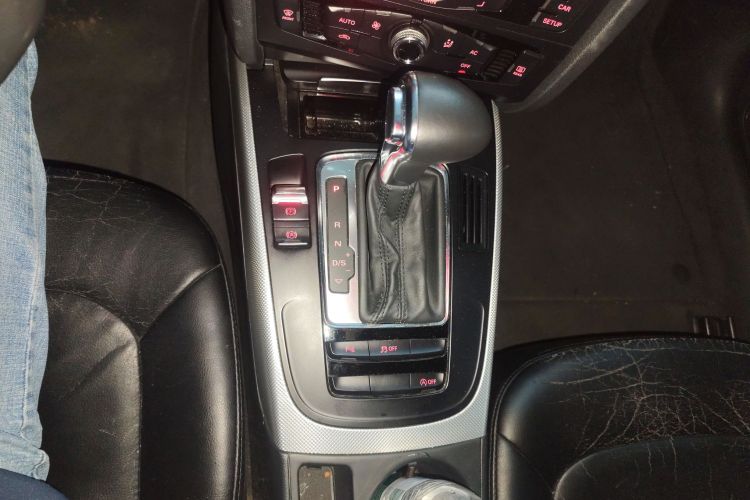 奥迪A4L 2013款 35 TFSI 自动标准型中控内饰18