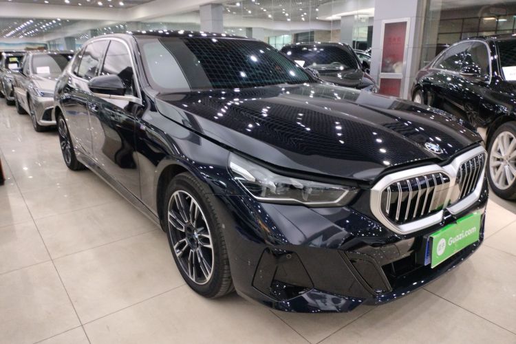 宝马5系 2025款 530Li 领先型 M运动套装车身外观3