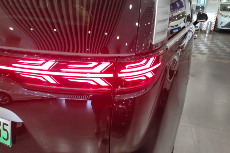 腾势D9 2024款 EV 620 尊享型车身外观9