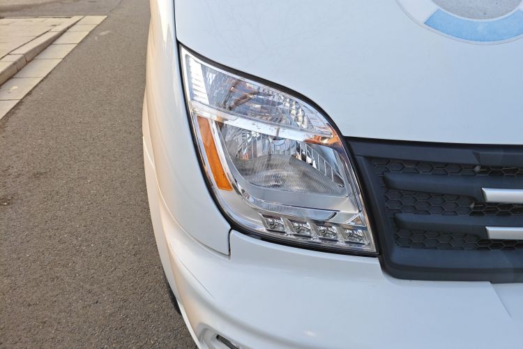 上汽大通MAXUS 新途V80 2021款 2.0T AMT经典傲运通短轴中顶5/6座车身外观8