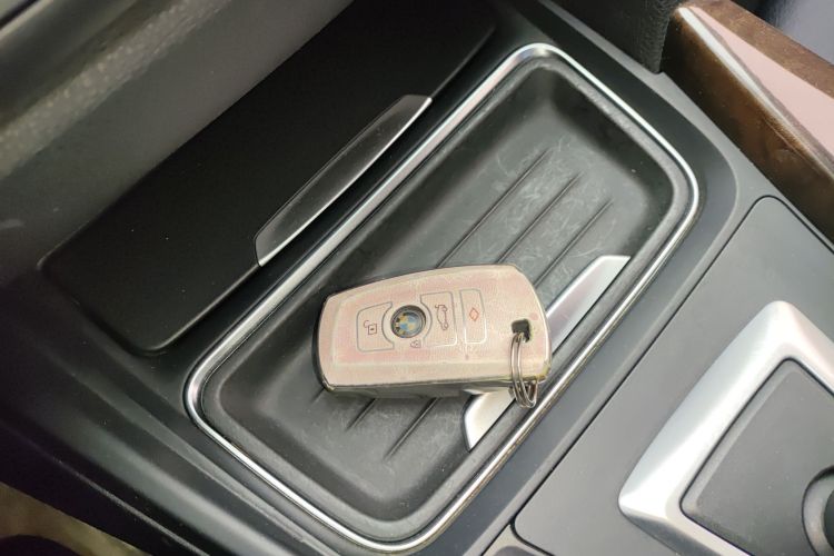 宝马3系 2013款 320Li 时尚型中控内饰11