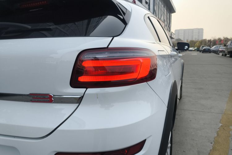 观致3 2016款 都市SUV 1.6T 自动致悦型车身外观9