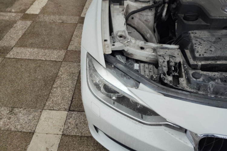 宝马3系 2014款 320i 时尚型车身外观8