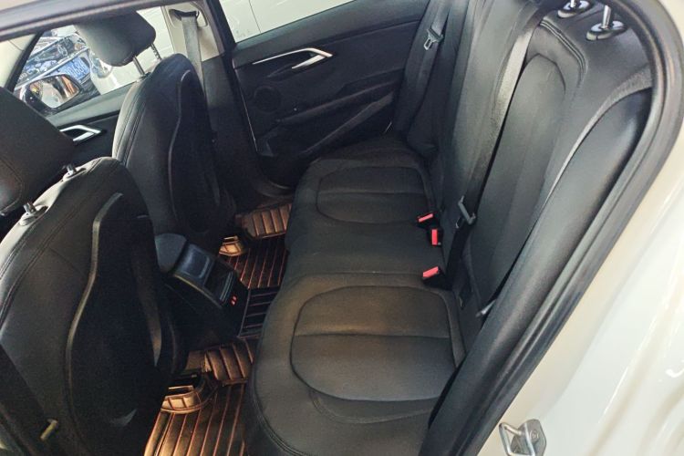 宝马1系 2019款 120i 领先型M运动套装中控内饰21