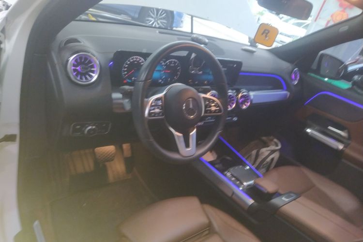 奔驰GLB 2023款 GLB 220 动感型中控内饰12