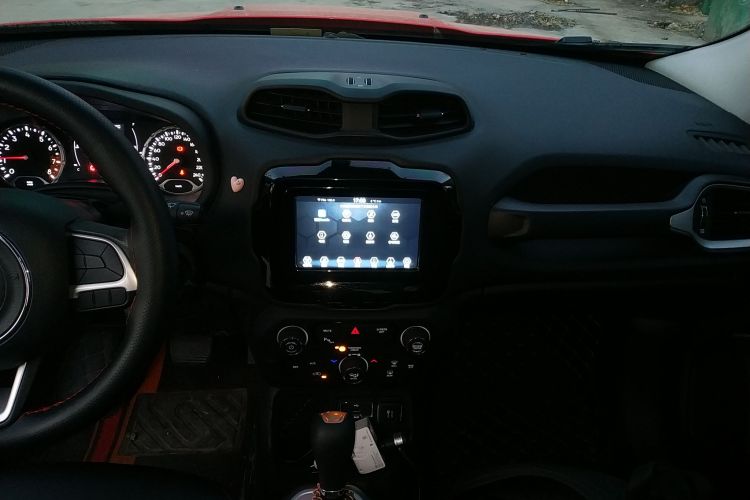 Jeep 自由侠 2019款 220T 自动领先版中控内饰16