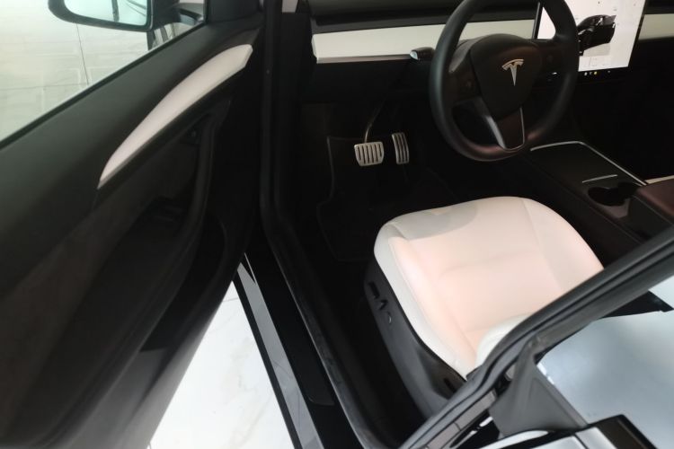 特斯拉 Model Y 2022款 Performance高性能全轮驱动版中控内饰7003