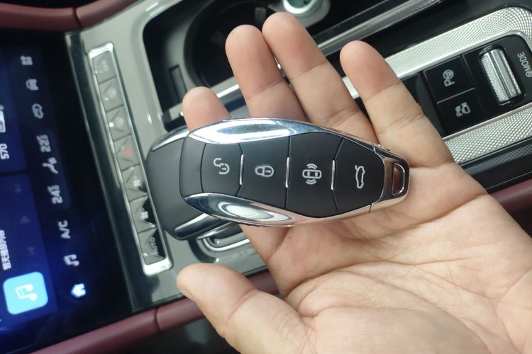 红旗H5 2023款 2.0T 自动智联旗领版中控内饰7001