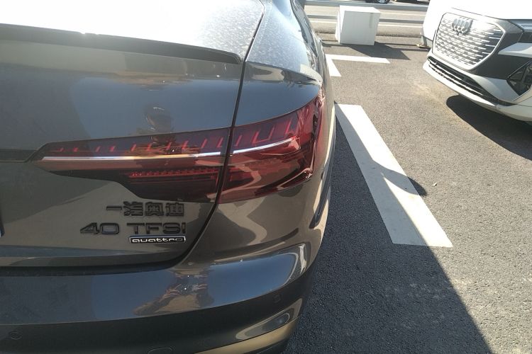 奥迪A4L 2024款 40 TFSI quattro RS套件燃速型车身外观9