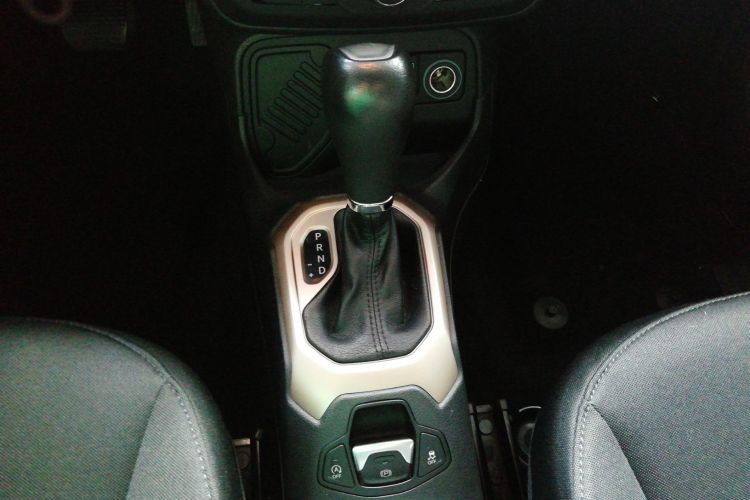 Jeep 自由侠 2018款 互联大屏版 180T 自动高能版局部细节18