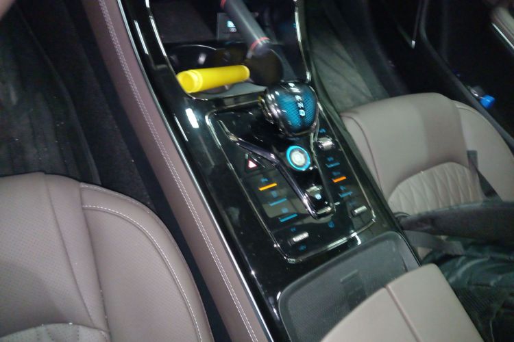 比亚迪 汉 2024款 DM-i 荣耀版 121KM 尊贵型局部细节18