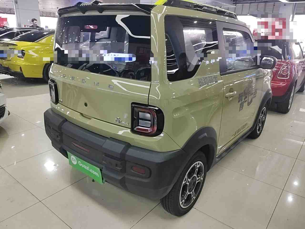 车辆右后45度外观展示