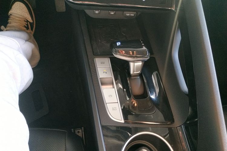 现代 伊兰特 2021款 1.5L CVT LUX尊贵版中控内饰18