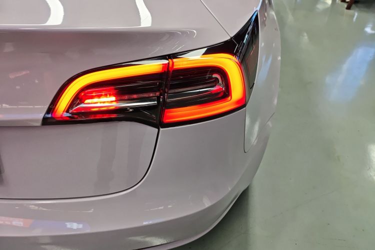 特斯拉 Model 3 2021款 标准续航后驱升级版车身外观9