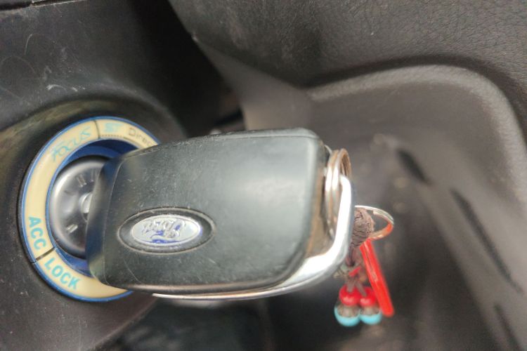 福特 福克斯 2013款 两厢经典 1.8L 手动百万纪念版中控内饰11