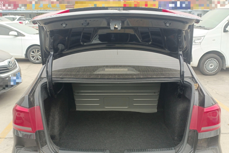 大众 桑塔纳 2015款 1.6L 自动风尚版机舱底盘23