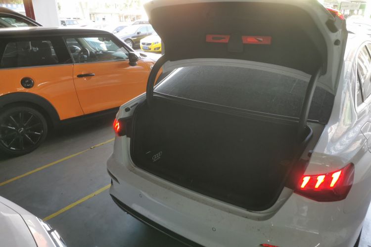 奥迪A3 2024款 A3L Limousine 35 TFSI 时尚运动型机舱底盘23