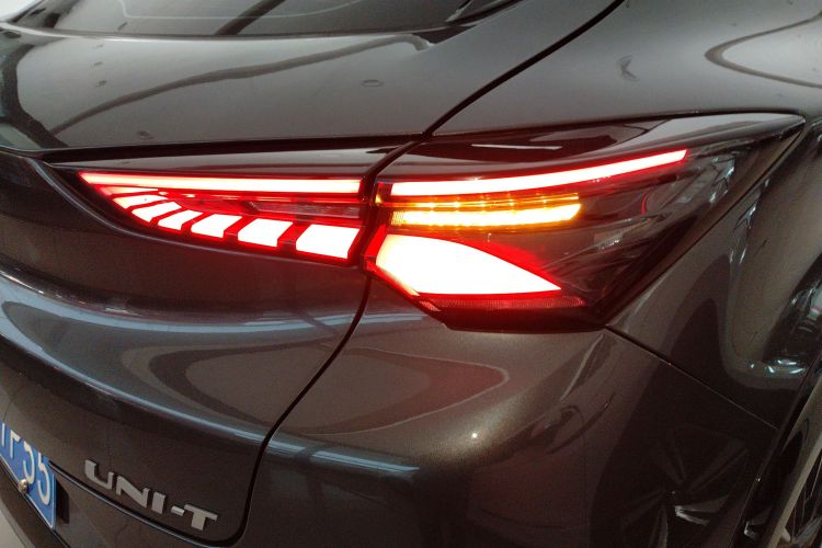 长安UNI-T 2023款 第二代 1.5T 尊贵型车身外观9