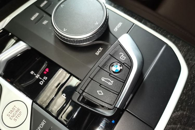 宝马3系 2023款 325Li M运动套装中控内饰7001