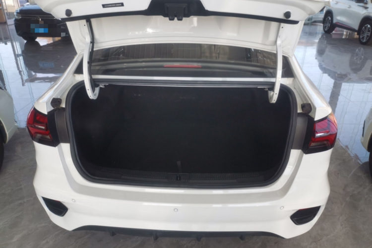 荣威i5 2021款 1.5L CVT铂金版机舱底盘23