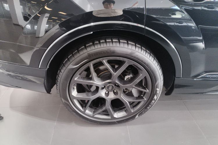 奥迪Q7 2024款 45 TFSI quattro S line黑武士型车身外观6008