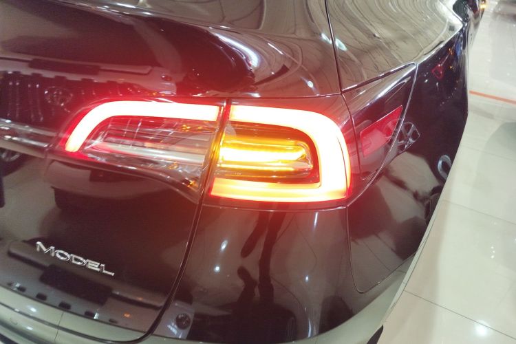 特斯拉 Model Y 2021款 标准续航后驱版车身外观9