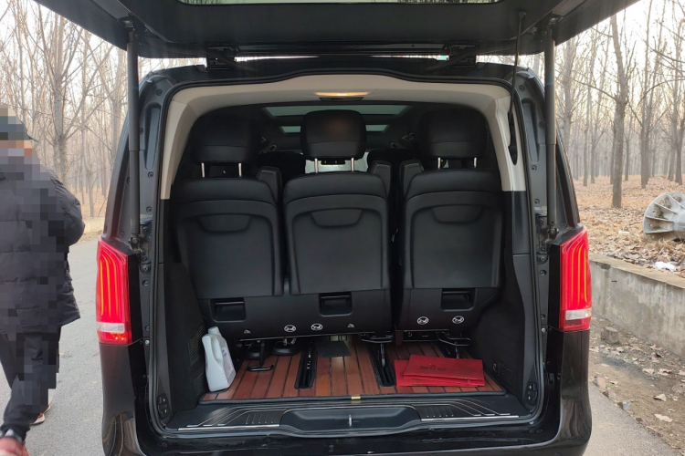 奔驰V级 2017款 V 260 L 尊贵加长版机舱底盘23