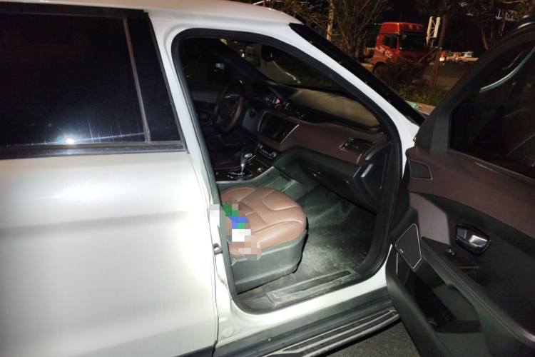 陆风X7 2015款 2.0T 全景尊贵版局部细节9005