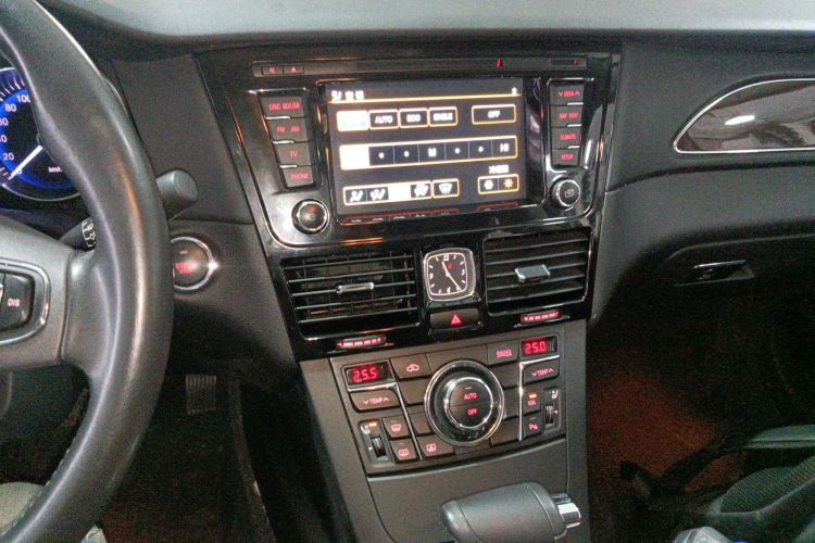 红旗H7 2015款 2.0T 豪华型中控内饰16