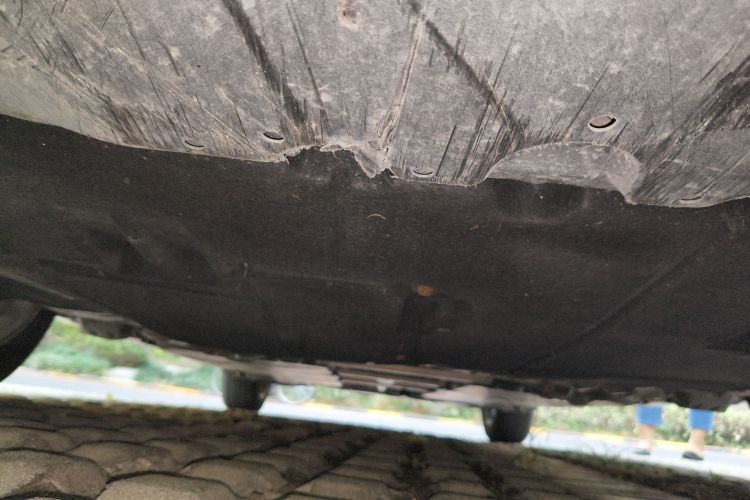 丰田 卡罗拉 2019款 双擎 1.8L E-CVT旗舰版局部细节9008