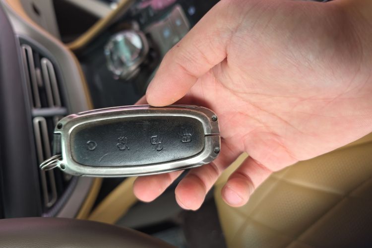 腾势D9 2022款 DM-i 970 四驱旗舰型中控内饰11