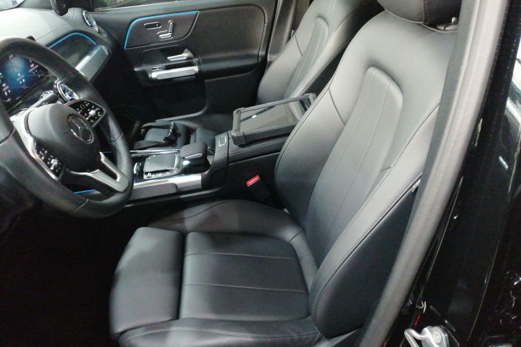 奔驰GLB 2023款 GLB 220 时尚型中控内饰19