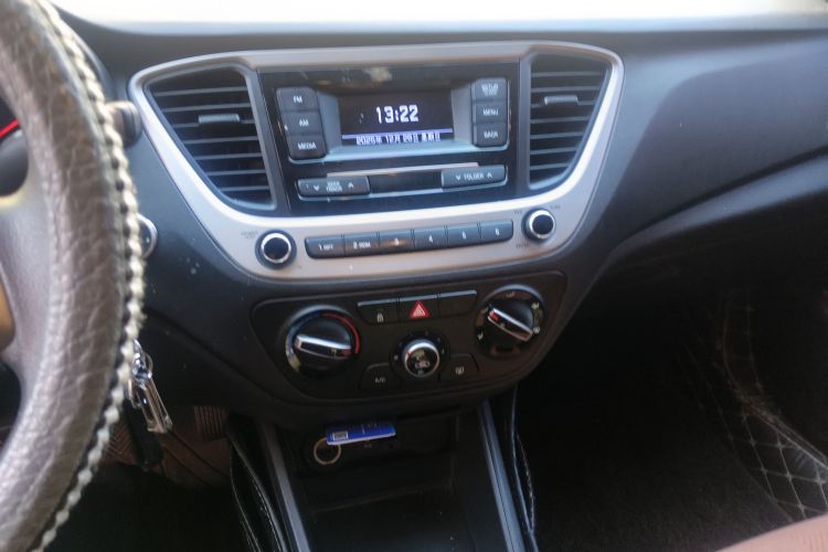 现代 悦纳 2016款 1.4L 手动炫酷版GLS中控内饰16