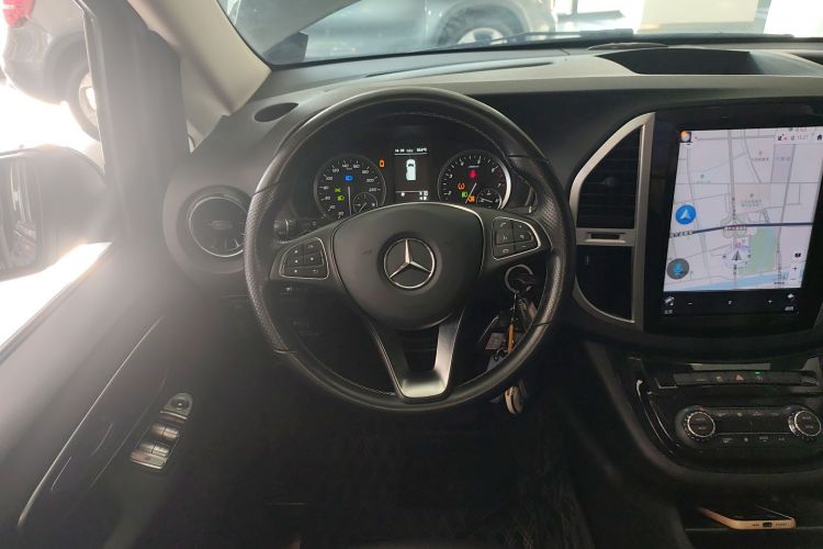 奔驰 威霆 2021款 2.0T 商务版 7座中控内饰13