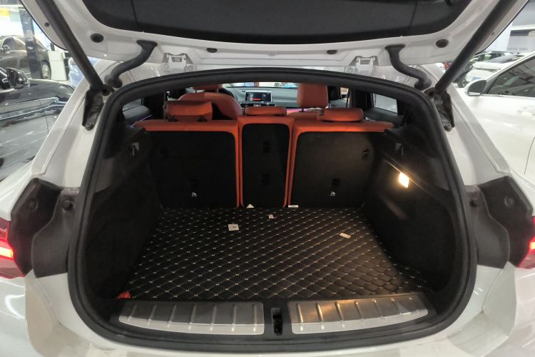 宝马X2 2020款 sDrive25i 领先型M运动套装机舱底盘23