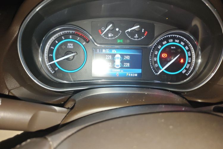 别克 君威 2015款 2.0L 精英时尚型中控内饰15