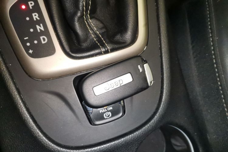 Jeep 自由光 2016款 2.4L 领先智能版中控内饰11