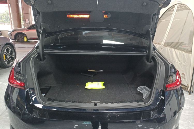 宝马i3 2022款 eDrive 35 L机舱底盘23