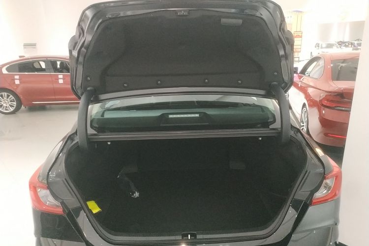 丰田 凯美瑞 2026款 2.0GVP 豪华版机舱底盘23