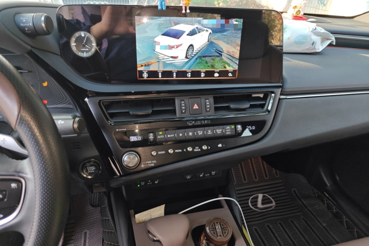 雷克萨斯ES 2024款 200 臻享版中控内饰16