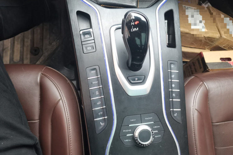 魏牌 VV7 2020款 2.0T 旗舰型中控内饰18