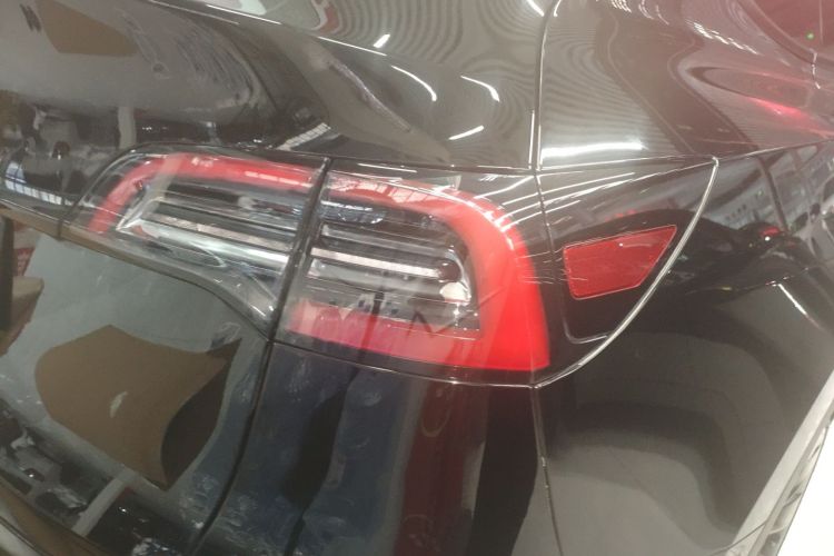 特斯拉 Model Y 2023款 长续航全轮驱动版车身外观9