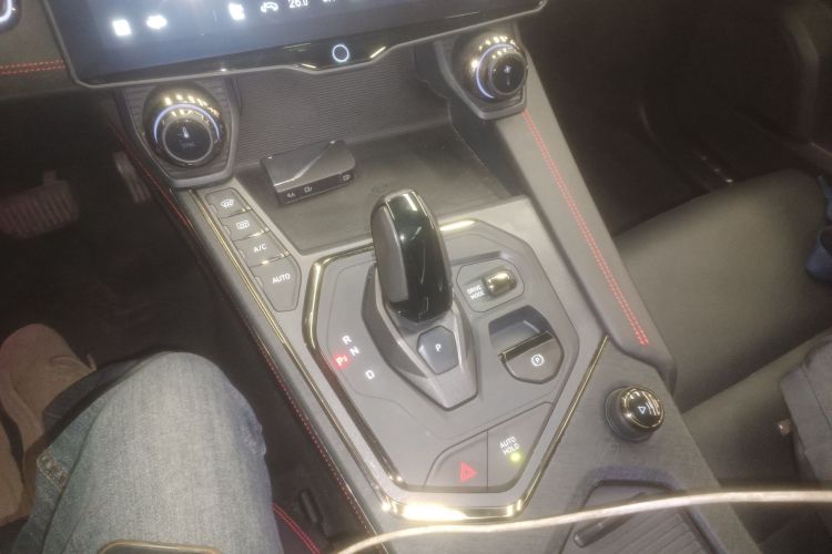 领克05 2020款 2.0TD 四驱劲Halo中控内饰18