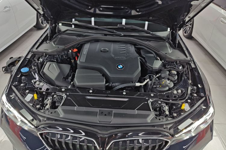 宝马3系 2025款 330Li M运动曜夜套装机舱底盘24