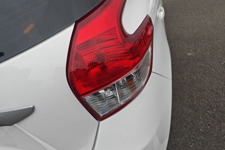 丰田 YARiS L 致炫 2015款 1.5E 自动魅动版车身外观9