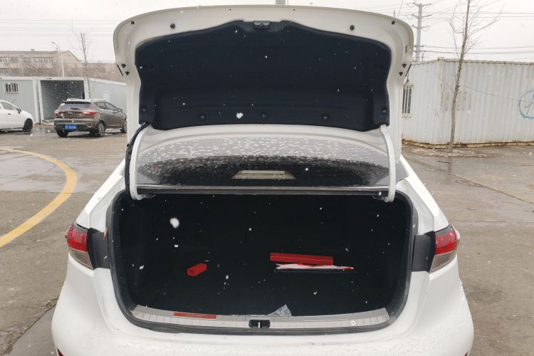 丰田 雷凌 2023款 智能电混双擎 1.8L 领先版局部细节23