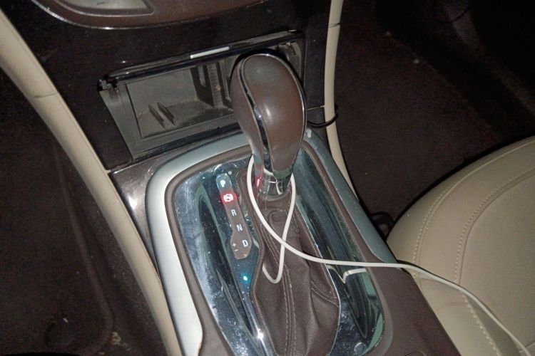 别克 君威 2015款 2.0L 精英时尚型中控内饰18