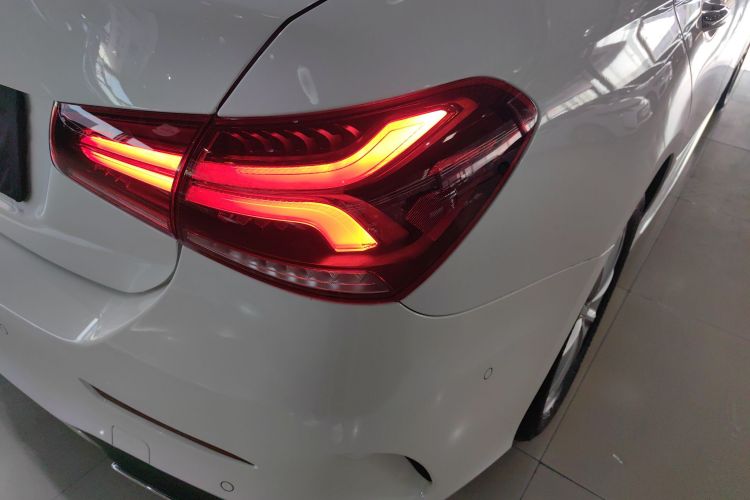 奔驰A级 2020款 改款 A 200 L 运动轿车时尚型车身外观9