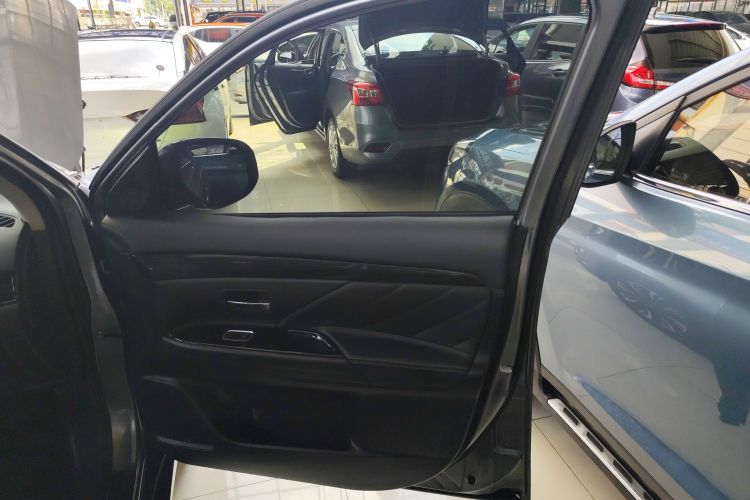 三菱 欧蓝德 2019款 2.4L 四驱致享版 7座 国VI中控内饰42